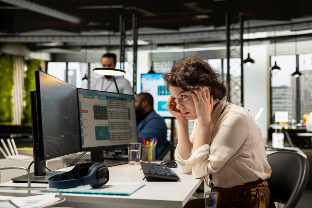 Excesso de informação e falta de foco explicam crise de produtividade no trabalho, aponta especialista tecnologia 2026