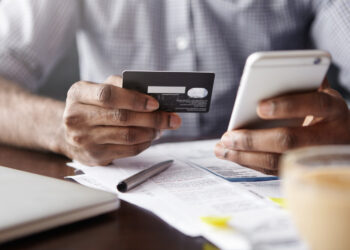 Pesquisa mostra que 85% dos brasileiros pagam a fatura do cartão de crédito integralmente 18 Pesquisa mostra que 85% dos brasileiros pagam a fatura do cartão de crédito integralmente