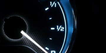 Combustível mais caro leva motoristas a rever gastos e estratégias de proteção financeira