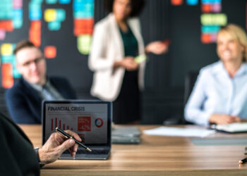 Empresas revisam escalas e jornadas diante de debate sobre semana de 40 horas e novas exigências da NR-1