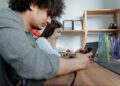 Celular usado ganha valor como moeda de troca diante da alta dos preços dos smartphones