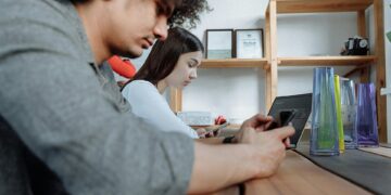 Celular usado ganha valor como moeda de troca diante da alta dos preços dos smartphones