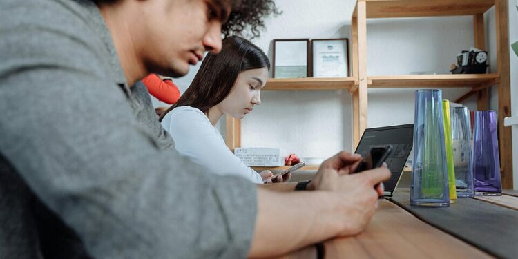 Celular usado ganha valor como moeda de troca diante da alta dos preços dos smartphones