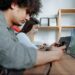 Celular usado ganha valor como moeda de troca diante da alta dos preços dos smartphones