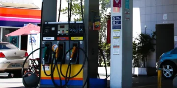 Queda da gasolina ajuda a reduzir inflação de maio, aponta IBGE