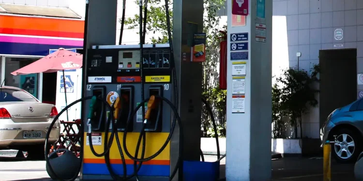 Queda da gasolina ajuda a reduzir inflação de maio, aponta IBGE 14 Foto:Rovena Rosa