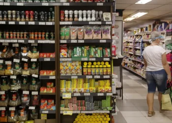 Fabricação de alimentos lidera geração de empregos na indústria brasileira em 2024, aponta IBGE