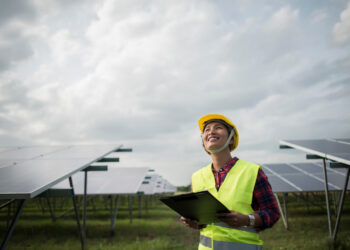 Usina solar em comunidade de Niterói vai abastecer 19 creches e gerar economia de R$ 5 milhões por ano