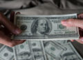 Dólar fecha abaixo de R$ 5,10 pela primeira vez em um mês; Bolsa sobe com inflação menor nos EUA