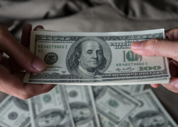 Revista Capital Econômico: O valor da informação certa, na hora certa! 34 Dólar fecha abaixo de R$ 5,10 pela primeira vez em um mês; Bolsa sobe com inflação menor nos EUA