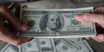 Dólar fecha abaixo de R$ 5,10 pela primeira vez em um mês; Bolsa sobe com inflação menor nos EUA