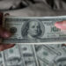 Dólar fecha abaixo de R$ 5,10 pela primeira vez em um mês; Bolsa sobe com inflação menor nos EUA