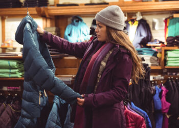 Pesquisa aponta que 6 em cada 10 brasileiros aumentaram gastos com roupas de inverno nos últimos dois anos 20 Pesquisa aponta que 6 em cada 10 brasileiros aumentaram gastos com roupas de inverno nos últimos dois anos