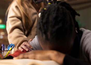 Denúncias de violência contra crianças e adolescentes cresceram 125% em cinco anos, aponta estudo