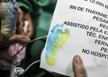 Bebês nascidos durante a Copa do Mundo recebem lembranças especiais em hospitais do Rio