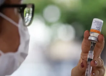 Anvisa atualiza regras para vacinas contra covid-19 e exige proteção contra novas variantes
