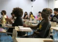 Inteligência artificial já faz parte da rotina de universitários e muda formação profissional