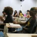 Inteligência artificial já faz parte da rotina de universitários e muda formação profissional