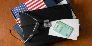 EUA suspendem entrevistas de green card e ampliam análise financeira de imigrantes