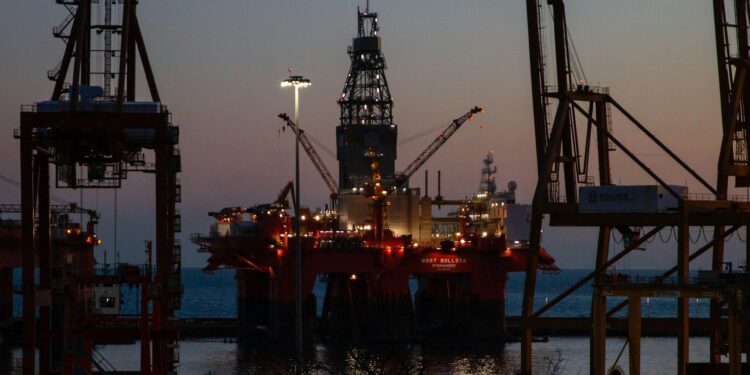 Petróleo WTI cai abaixo de US$ 88 com recuperação da oferta no Oriente Médio petroleo wti queda oferta oriente medio reservas g7