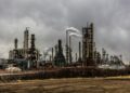 PMI da indústria brasileira cai ao menor nível desde 2023 com forte retração da produção