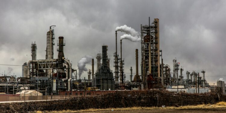 PMI da indústria brasileira cai ao menor nível desde 2023 com forte retração da produção pmi industria brasileira cai setembro 2026 producao